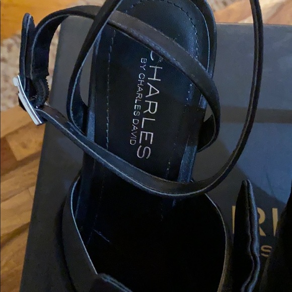 Beautiful wrap around the ankle shoe - Picture 3 of 4